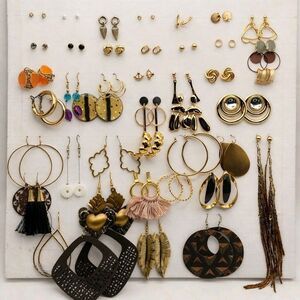 42 Pairs Vintage/Now Lot Wearable Boho Glam Fashion Resell Jewelry Earrings -A